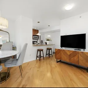 Apartment Lovely One-bedroom With Pool, Hot Tub, And Gym In The Heart Of Downtown, Skytrain 3min Away, Vancouver