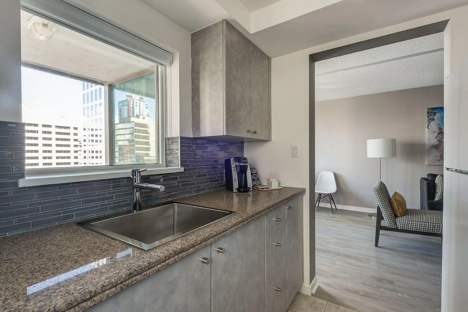 Carmana Hotel & Suites Vancouver 4*,