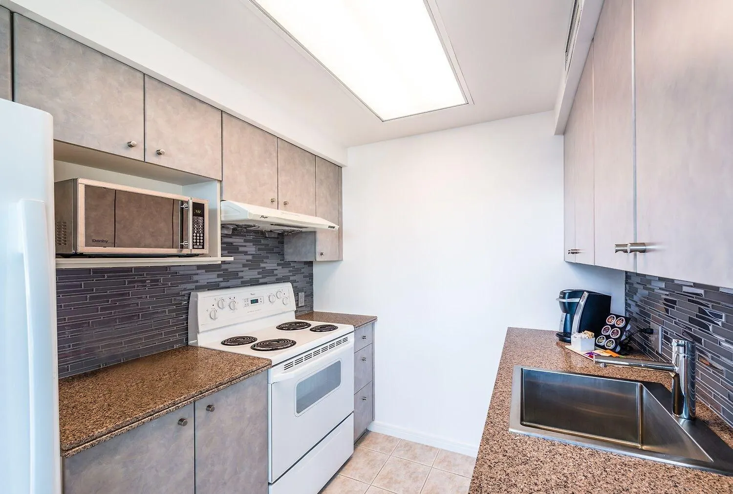 Carmana Hotel & Suites Vancouver 4*,  Canada