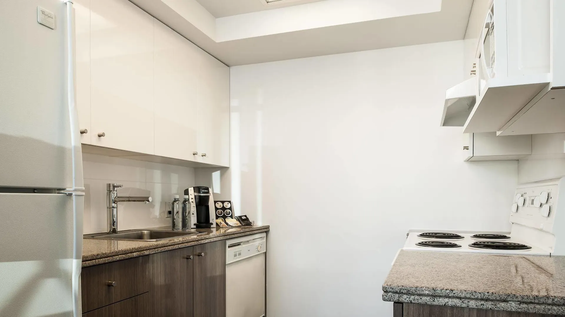 Carmana Hotel & Suites Vancouver Canada