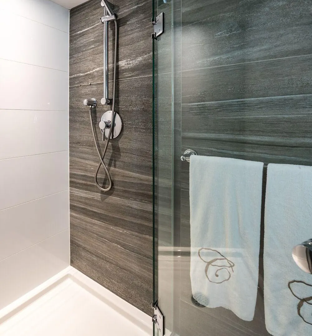 Carmana Hotel & Suites Vancouver 4*,