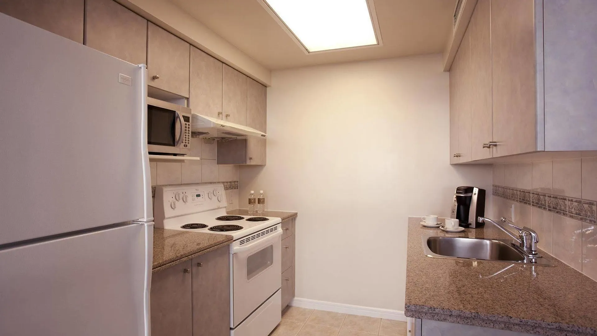 Carmana Hotel & Suites Vancouver Canada